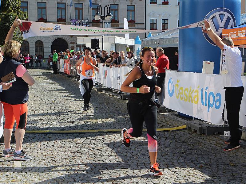 Běžci se během City Cross Runu podívali zblízka nejen na památky České Lípy, ale zavítali také do přírody. Do cíle doběhla většina z nich.