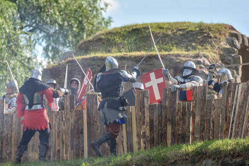 Rekonstrukce dobytí Vodního hradu Lipý v České Lípě husity v podání historického spolku Tartus.