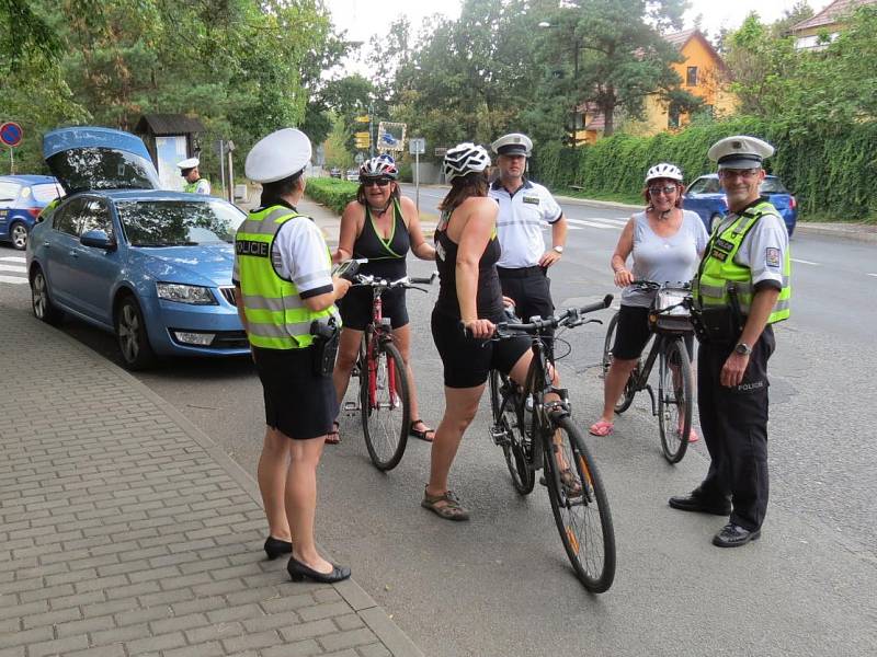 Dopravně preventivní akcí v blízkosti cyklistického  okruhu Máchova jezera v Doksech pokračovala kampaň Na kole bezpečně.