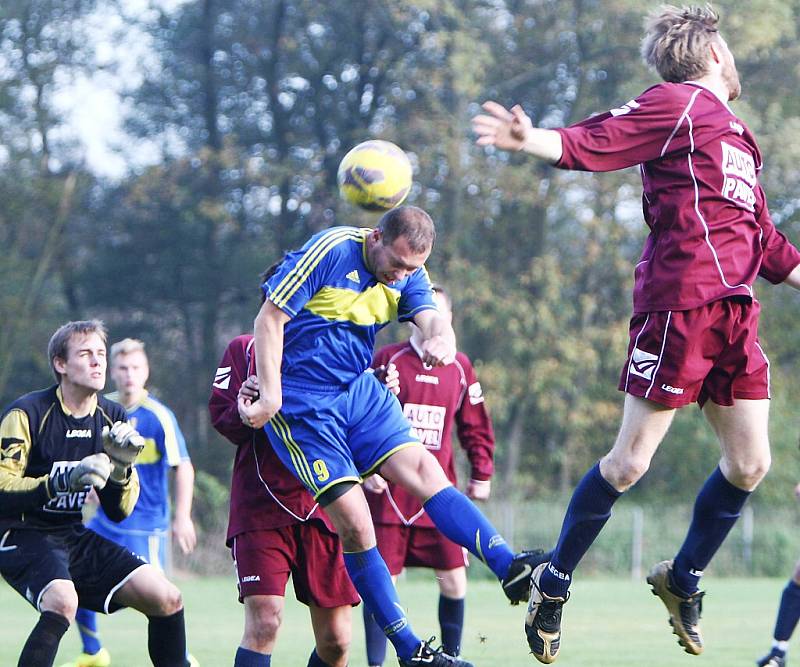 Mimoň - Harrachov 5:0. Sutr střílí druhou braku Mimoně.