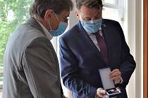 Ředitel krajské hygieny Vladimír Valenta obdržel od hejtmana záslužnou medaili integrovaného záchranného systému za boj proti koronaviru.