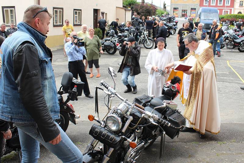 Tradiční žehnání motorkám za bezpečnou jízdu v nové sezoně se konalo v Jablonném v Podještědí.