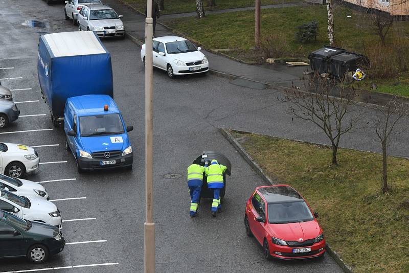 Dobrovolné hasiče ze Zákup kromě řady popadaných stromů zaměstnalo několik stržených střech. Jedna zablokovala silnici v Kamenici.