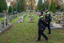 Městský hřbitov v České Lípě tento týden denně navštěvují stovky lidí. Čistí hroby, zdobí je květinami, zapalují svíčky. V rámci běžné kontroly nejen v tento čas navštěvují hřbitov i strážníci městské policie.