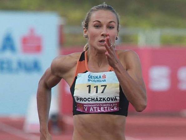 Když atletka Barbora Procházková není na trati ráda tráví volný čas se svou rodinou a svým přítelem.