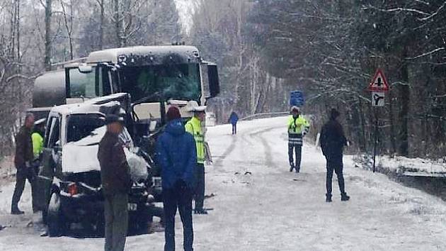 PROSINEC 2014. Při srážce kamionu a policejní dodávky u Doks zemřeli dva policisté, další policista utrpěl těžké zranění.