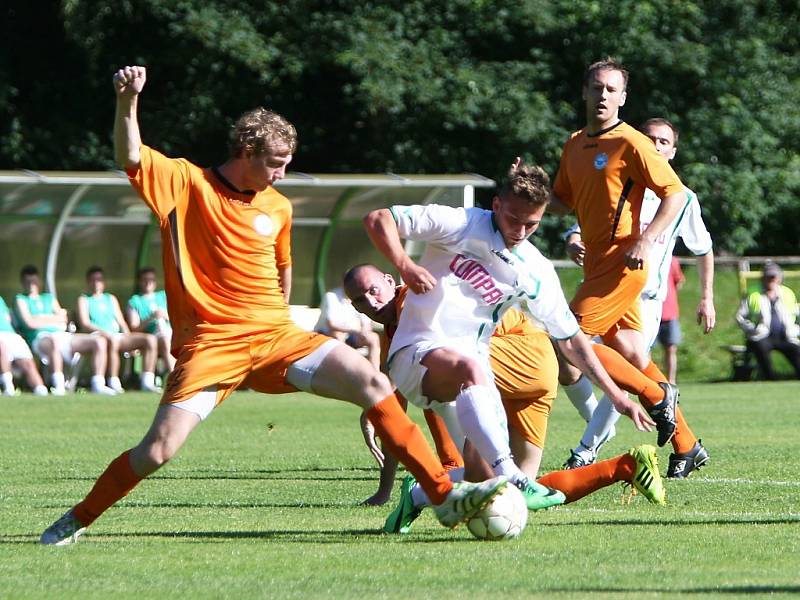 Nový Bor - Aritma 2:1 (1:0). Domácí Jurča (v bílém) bojuje s Krejcarem před brankou hostí.