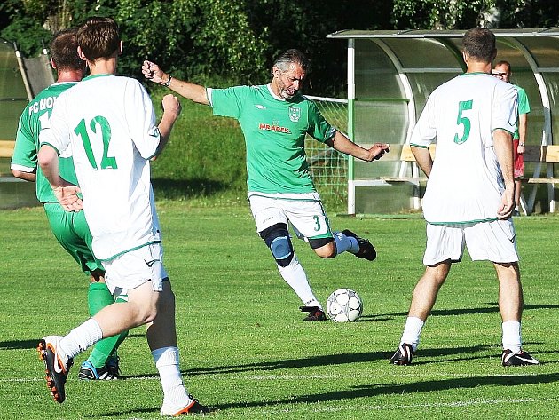 Fotbalová exhibice byla k vidění při postupových oslavách v Novém Boru, kde se sešla řada hráčů, kteří oblékali, či stále oblékají dres mužstva z města sklářů. Kubáň zkouší proniknout přes Halbicha a Vlka.