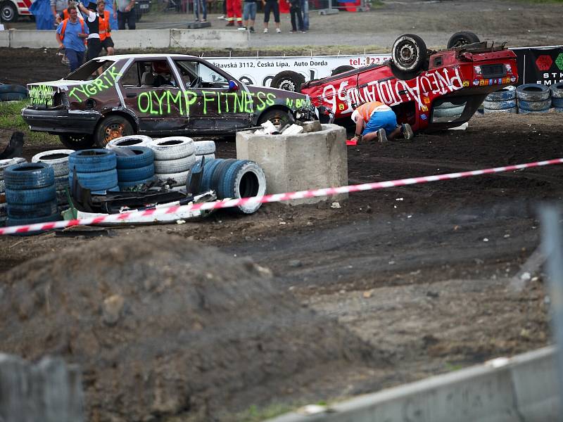 Destruction derby na autodromu. Den první.