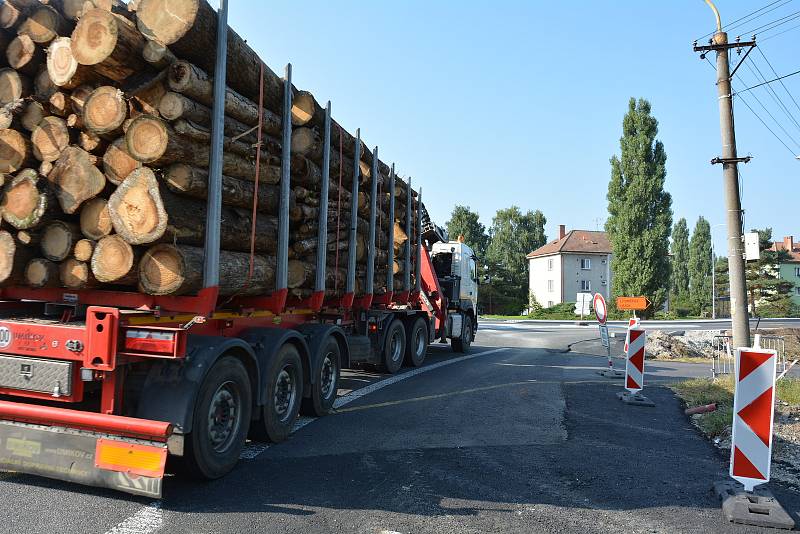 Okružní křižovatka vzniká na rušných trasách - silnicích I/9 a I/15 v Zahrádkách u České Lípy.