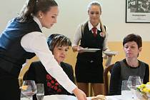 Maturanti oboru hotelnictví a turismu na Euroškole v České Lípě ve středu skládali praktickou část zkoušky dospělosti.