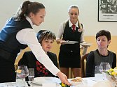 Maturanti oboru hotelnictví a turismu na Euroškole v České Lípě ve středu skládali praktickou část zkoušky dospělosti.