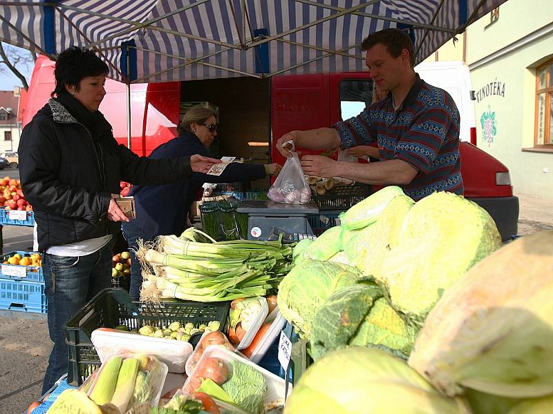 První farmářské trhy proběhly na českolipském Škroupově náměstí ve čtvrtek. Připravené pro ně byly mimo jiné zabijačkové hody.