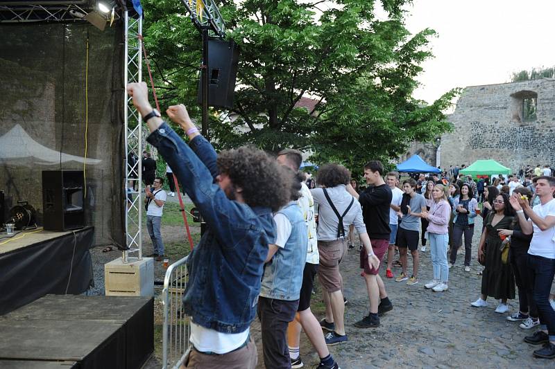 Přehlídka studentských kapel Škola rocku na vodním hradě Lipý v České Lípě