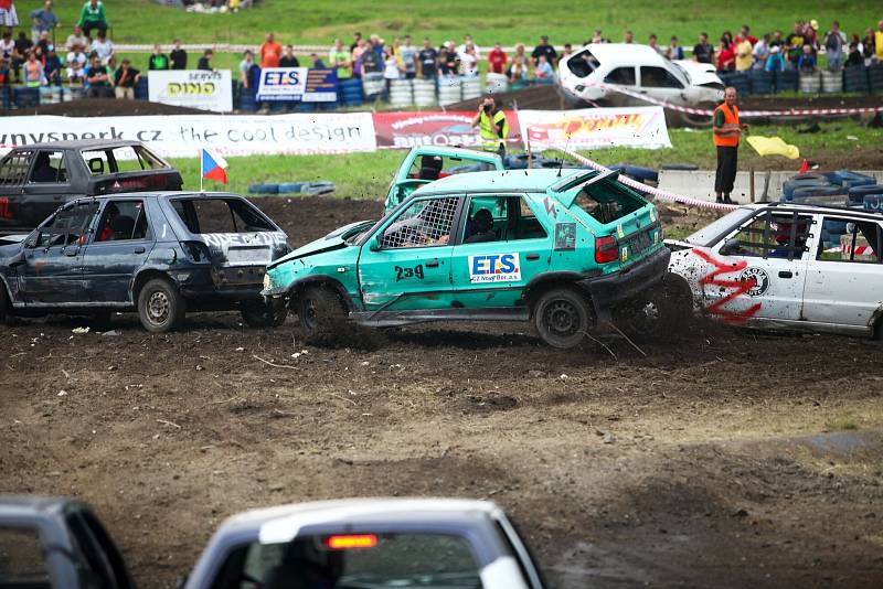 Destruction derby na autodromu. Den první.