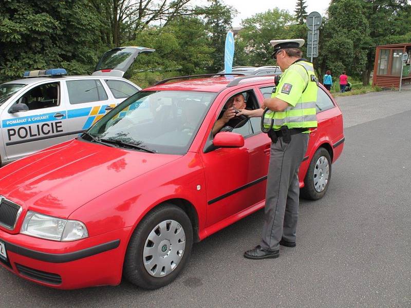 Policisté dopravního inspektorátu v pondělí kontrolovali řidiče na zastávce U Jezu v České Lípě. Tentokrát však ve spolupráci s Českým svazem pivovarů a sladoven v rámci projektu „Řídím, piju nealko pivo“.