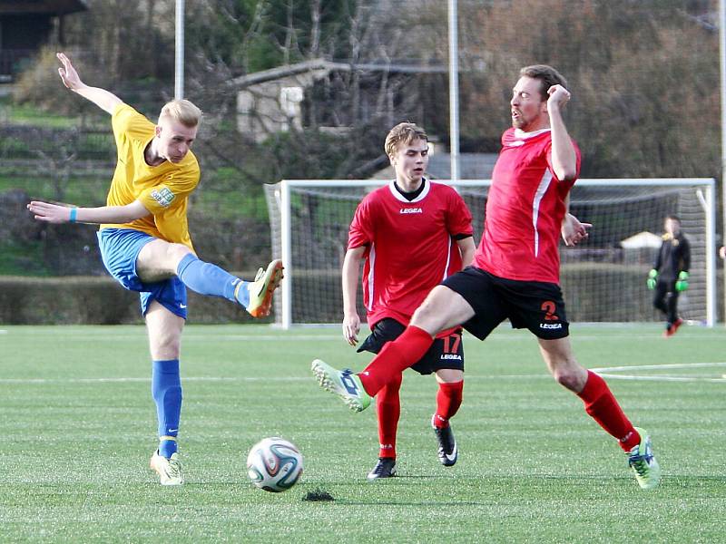 Lokomotiva Česká Lípa - Bulovka 0:0. Lengál (Bulovka - v červeném) se snaží zblokovat střelu France.