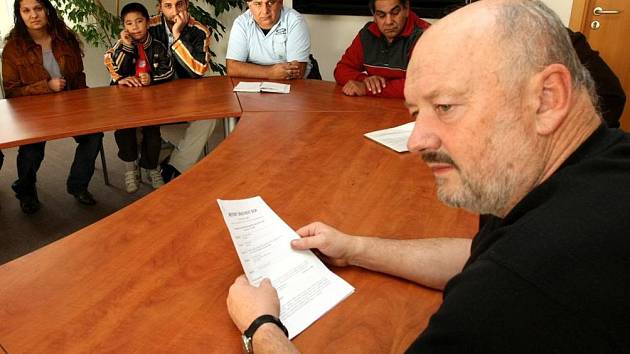 O návštěvě obyvatel domu v Nemocniční ulici na novoborské ranici už věděli. Slova se proto ujal místostarosta města Stanislav Valdman (na snímku) a vysvětloval postoj radnice. 