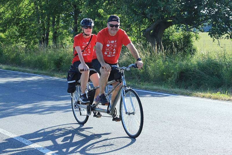 Vyznavači vícemístných bicyklů se letos opět sešli ve Velkém Grunově na Českolipsku.