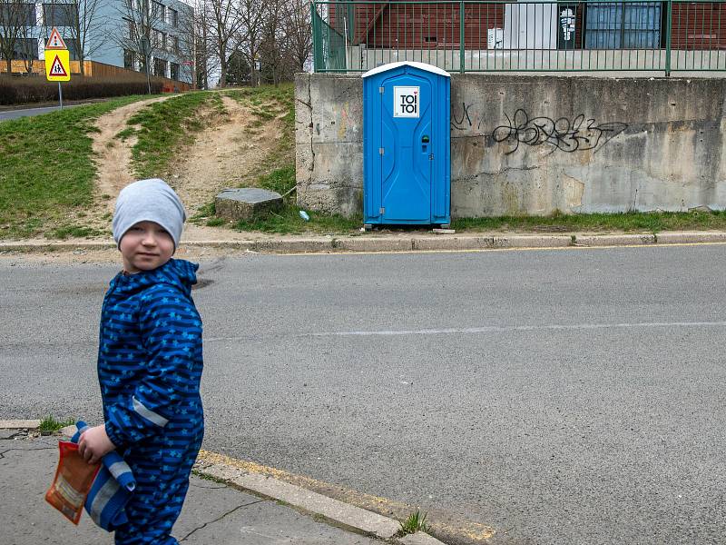 Pátrání po telefonních budkách v České Lípě dopadlo neúspěšně. Všechny už zmizely. Podle mapy Zlatých stránek by měla být telefonní budka na výjezdu z ulice Pražské do Jáchymovské. Tam nyní stojí ovšem jiná budka.