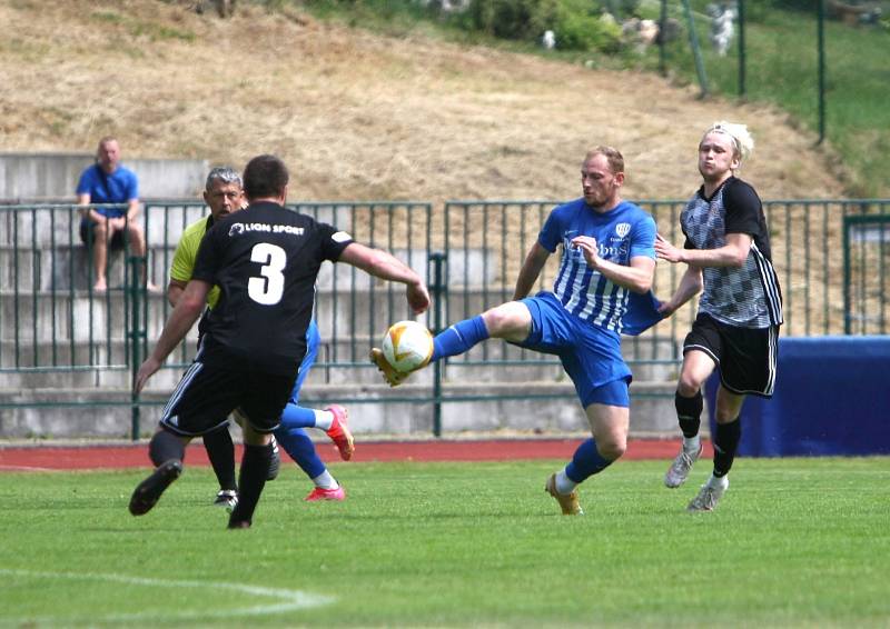 Fotbalisté České Lípy (modré dresy) doma porazili Kosmonosy 5:1.