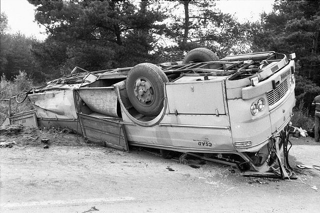 Nehoda z 23. srpna 1985. Hlaveň tanku rozpárala autobus plný lidí.