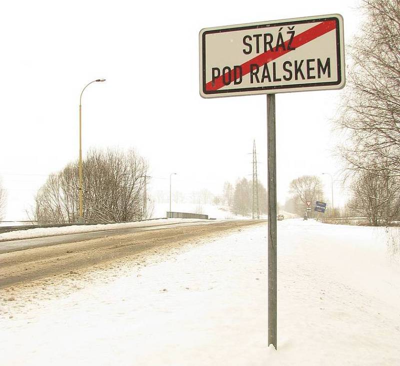 Konec obce. Sem podle článku ve strážském zpravodaje odváží městští strážníci bezdomovce.  Jak se však ukázalo, bezdomovce mimo město odvezli pouze jednoho, a to do léčebny v Beřkovicích.