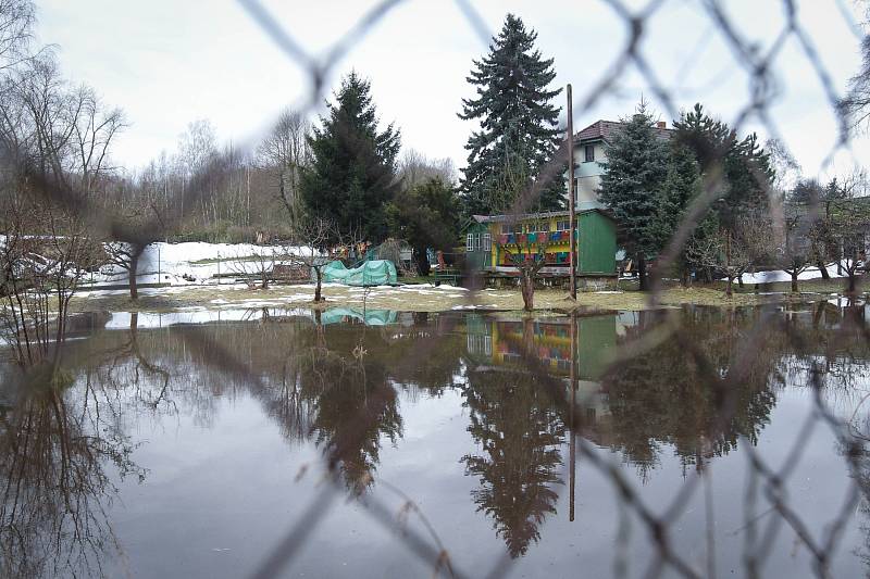 V Pertolticích i ve Velkém Grunově na Českolipsku  hladina Panenského potoka stoupá. 