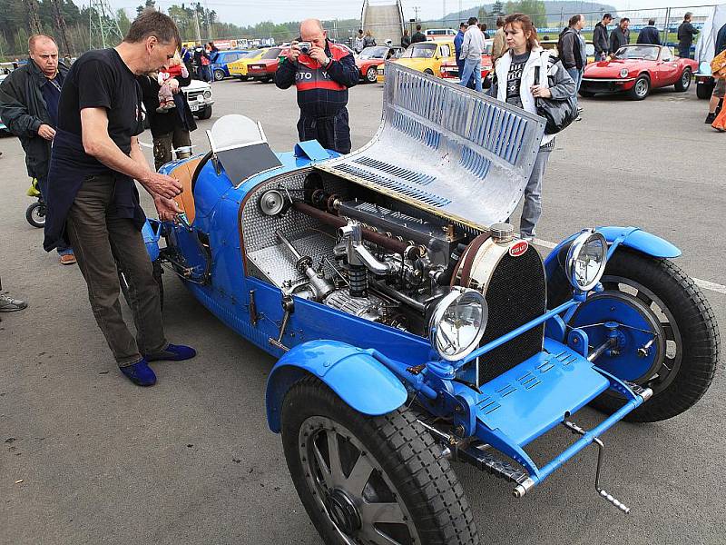  Jarní sosnění přilákalo na autodrom milovníky historických vozů. Jejich řidiči tu závodili a ukázali, že veteráni nejsou jen na okrasu.