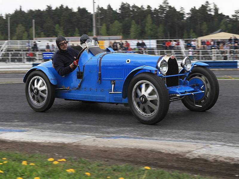  Jarní sosnění přilákalo na autodrom milovníky historických vozů. Jejich řidiči tu závodili a ukázali, že veteráni nejsou jen na okrasu.