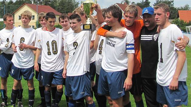 Dorostenci Doks vyhráli svůj poslední zápas v I. A třídě 14:0 a mohli slavit postup do krajského přeboru. 