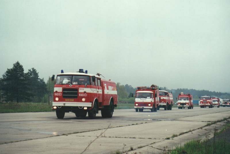 Fotografie z archivu Jiřího Suchardy, předsedy spolku Hasiči České republiky, z května 2001, kdy mezi Doksy A Ralskem vytvořili dobrovolní hasiči z celé ČR světový rekord v délce natažených hadic a dopravě vody.