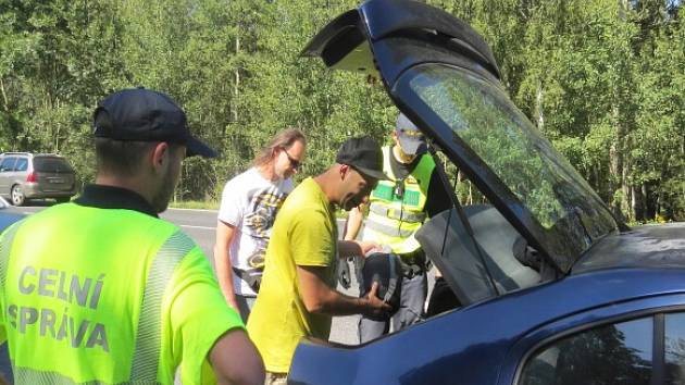 Policisté a celníci při kontrolách.