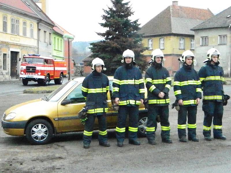 V sobotu dopoledne hasiči auto po přestavbě slavnostně představili veřejnosti.