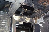 Na 900 tisíc korun odhadla majitelka rodinného domu v novoborských Arnultovicích škodu, kterou na objektu v rekonstrukci způsobil pondělní požár.