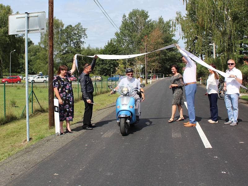 Po moderní, bezpečné a širší silnici se nově jezdí u Oken na Českolipsku. Skončila kompletní rekonstrukce úseku krajské silnice II/273 která vede z obce Okna dál do Středočeského kraje.