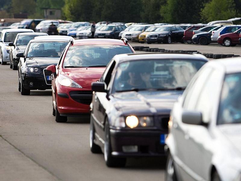 Na letiště Hradčany v bývalém vojenském prostoru Ralsko se tradičně sjíždějí tisíce motoristů.