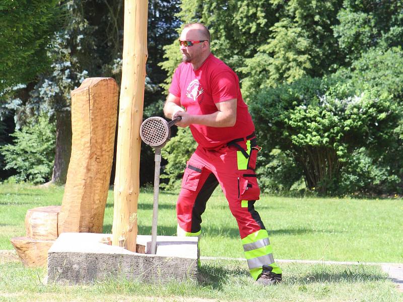 Hasiči ze Svojkova představili opravenou cisternu.