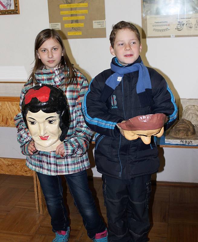 Exkurze žáků ZŠ praktická v Mimoni v zákupském Eduard Held Muzeu - muzeu výroby papírových masek a karnevalového zboží.