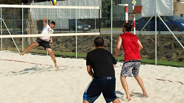 Nadšenci pravidelně pořádají turnaje v plážovém volejbalu, letos za vlastní peníze zvelebili hřiště.