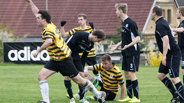 Holany - Doksy B 2:2 (1:1). Radující se střelec druhé branky domácích Mikysa.