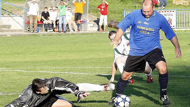 Pěti góly v jediném utkání se v sobotu zaskvěl Pavel Doležel, nová posila fotbalistů Doks. Tým od Máchova jezera porazil Novou Ves 6:1.