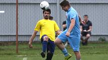 Fotbalisté českolipské Lokomotivy (žluté dresy) doma porazili Dubnici 5:3.