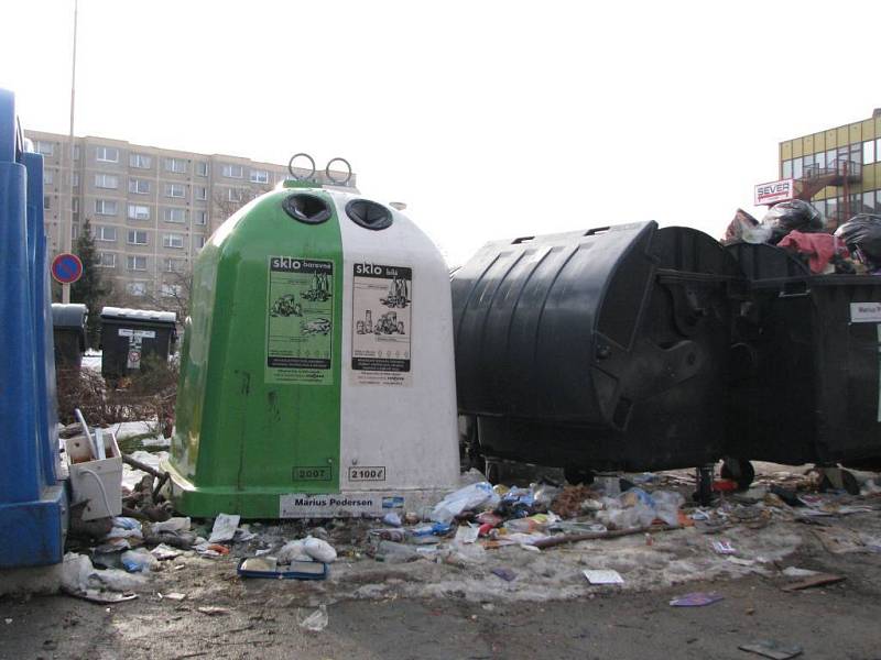 Nepořádek u popelnic na sídlišti Sever