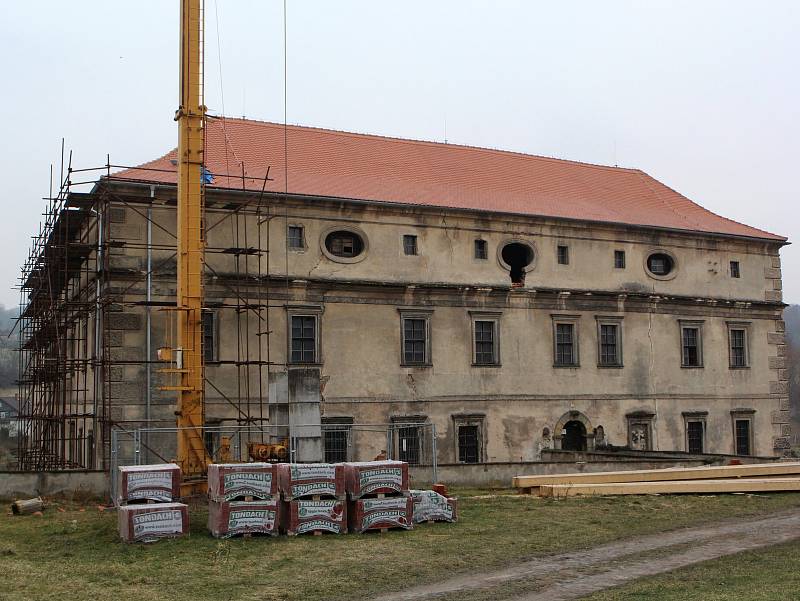 Zámek ve Stvolínkách ještě dlouho nebude pravidelně vítat návštěvníky.