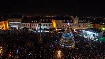 Rozsvícení vánočního stromu v České Lípě s koncertem Ewy Farne.