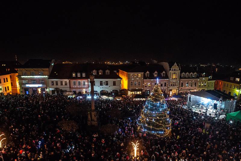 Rozsvícení vánočního stromu v České Lípě s koncertem Ewy Farne.