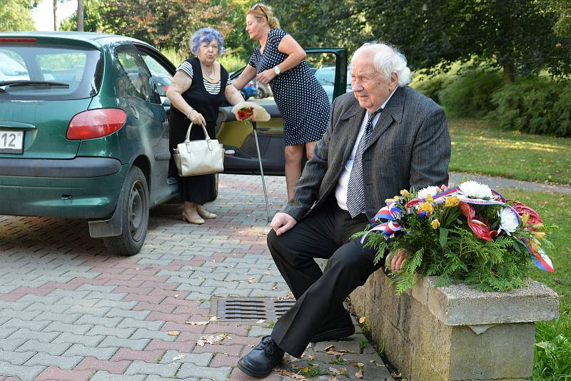 Pohřeb známého historika, čestného občana České Lípy Ladislava Smejkala. Přišly desítky lidí.