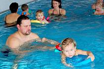 Plavání nejmenších dětí ve Sportareálu. 