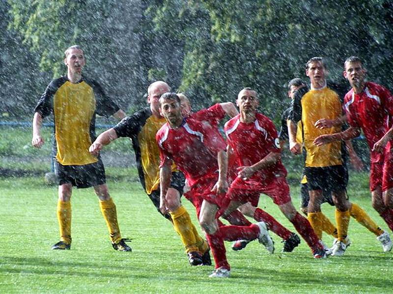 Lokomotiva Česká Lípa se rozloučila se svým trenérem Jiřím Barvířem porážkou 2:4 od Raspenavy.